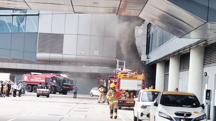 機場中場客運廊機房失火。網上圖片