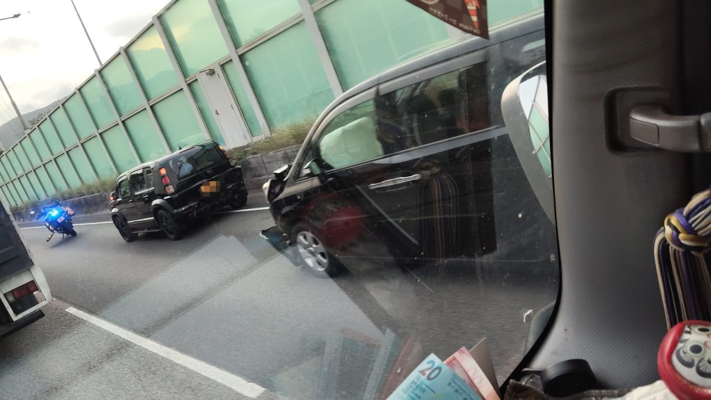 一輛私家車與一輛七人車發生相撞。網上圖片 一輛私家車與一輛七人車發生相撞。網上圖片