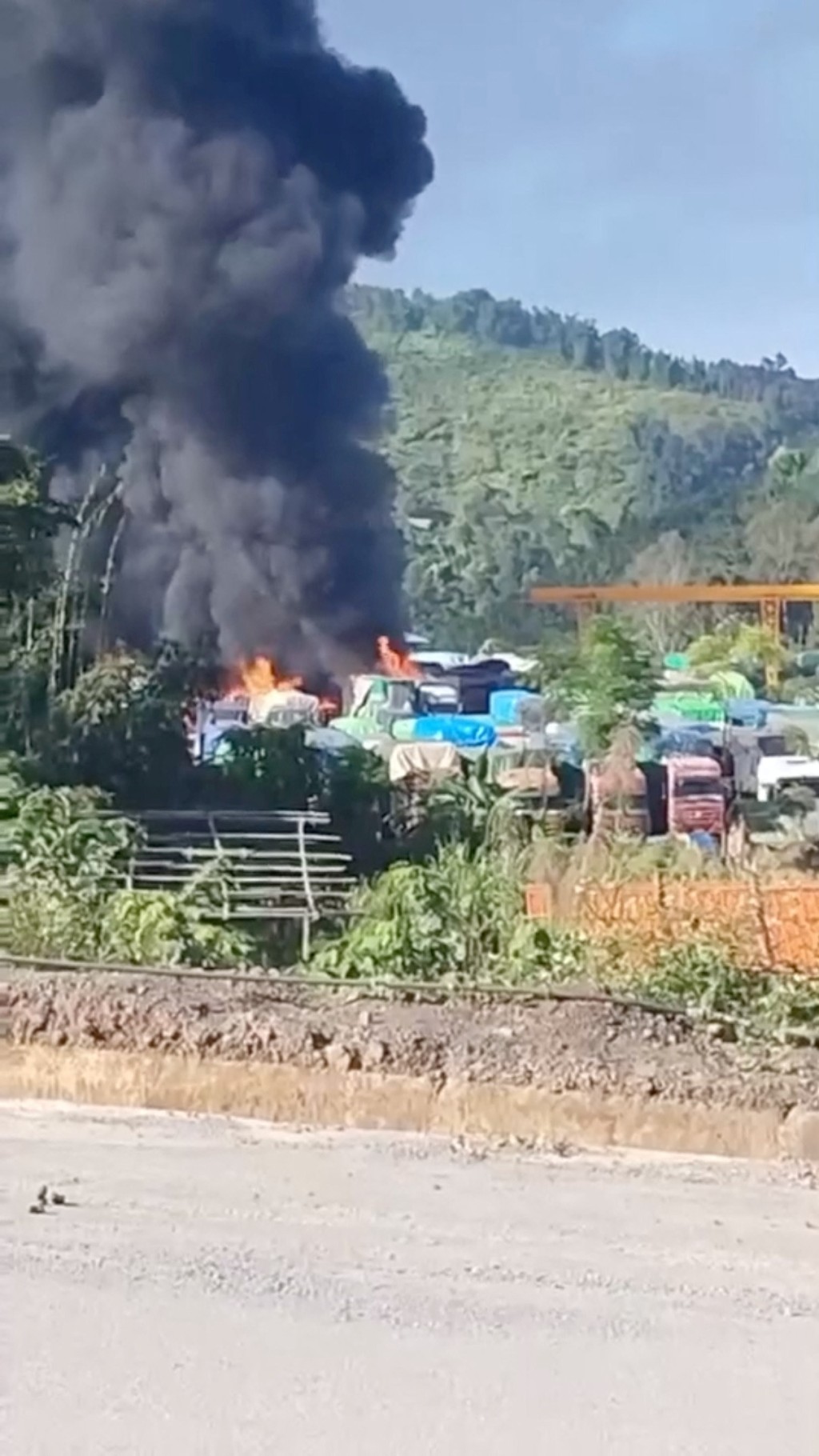 多部中国物资货车在缅甸被焚。（路透社）