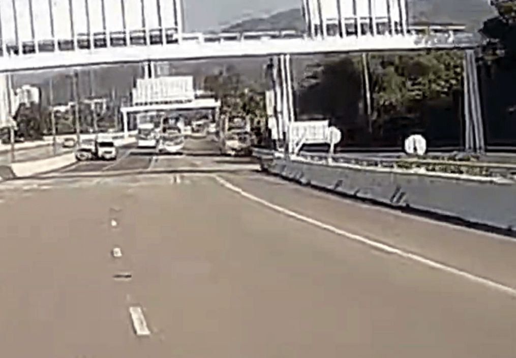 千鈞一髮間該警跳橋逃生。(影片頻道「沿圖有理」提供)