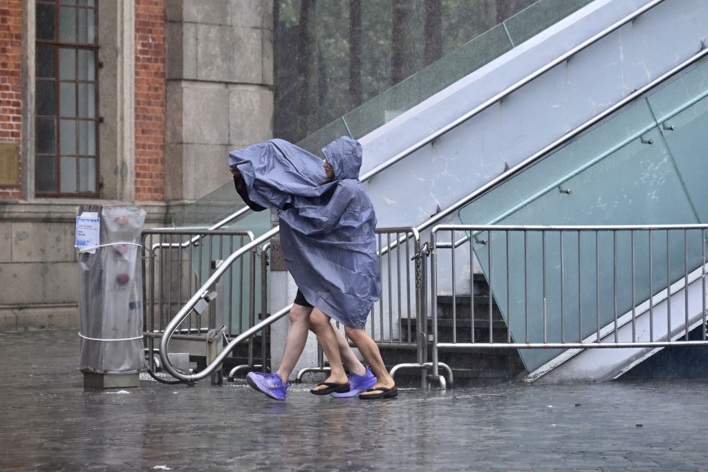 本港廣泛地區下大雨。