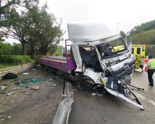 貨車失控掃欄。