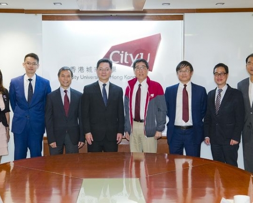 創科局局長薛永恒（左四）到訪城大。