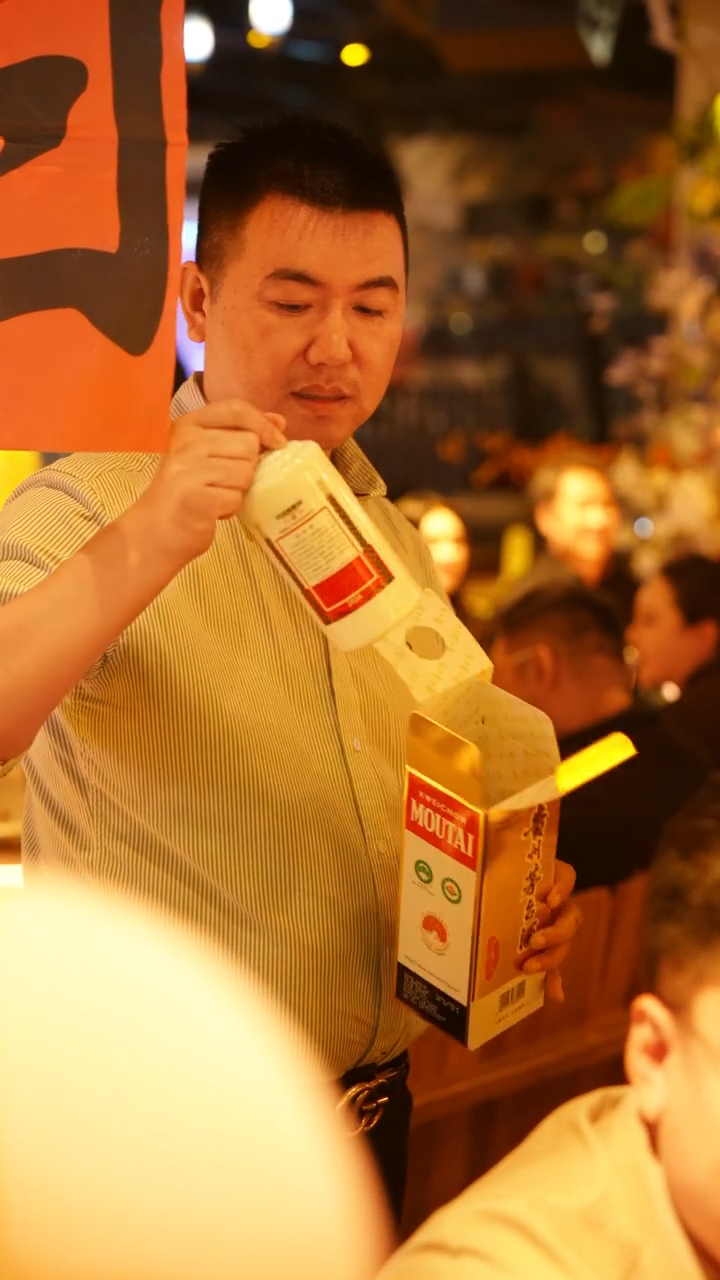 張暖雅的劉姓老公親自開箱名酒茅台,準備宴請親友。 張暖雅的劉姓老公親自開箱名酒茅台,準備宴請親友。