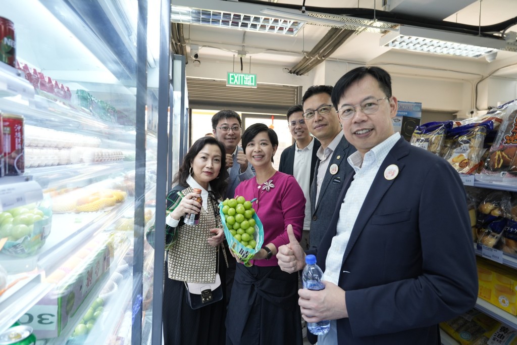 項目配套亦議員獲讚賞，便利店商品價廉物美。何永賢FB圖片