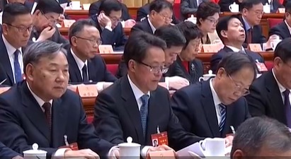 张晓明在政协会议主席台上。