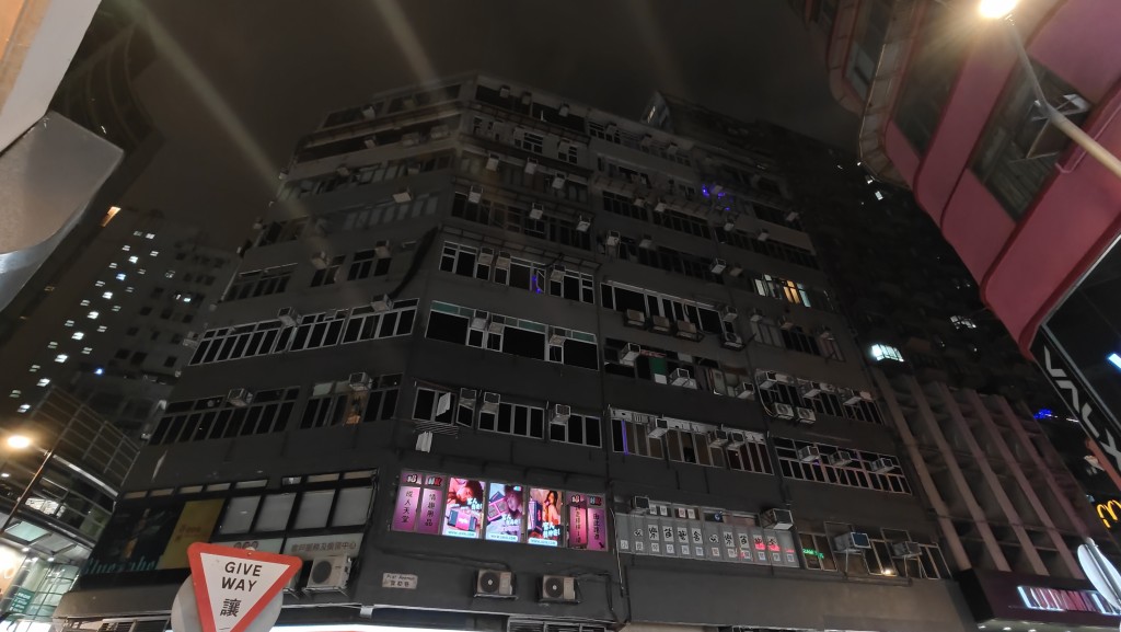 警方聯同入境處搜查尖沙咀發利大廈拘捕128人。