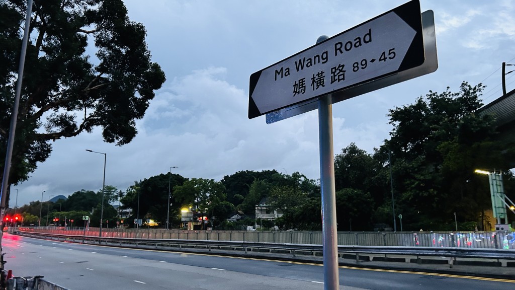南亞賊乘的士逃至元朗媽橫路,再向司機亮刀劫去的士。 南亞賊乘的士逃至元朗媽橫路,再向司機亮刀劫去的士。