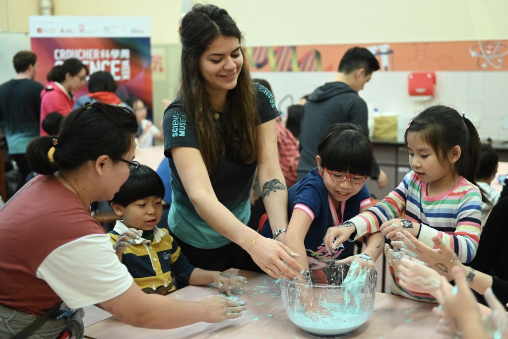 科學是一門涉及實踐的學科,因此孩子們可以在家中進行小實驗,了解科學的實際應用。 科學是一門涉及實踐的學科,因此孩子們可以在家中進行小實驗,了解科學的實際應用。