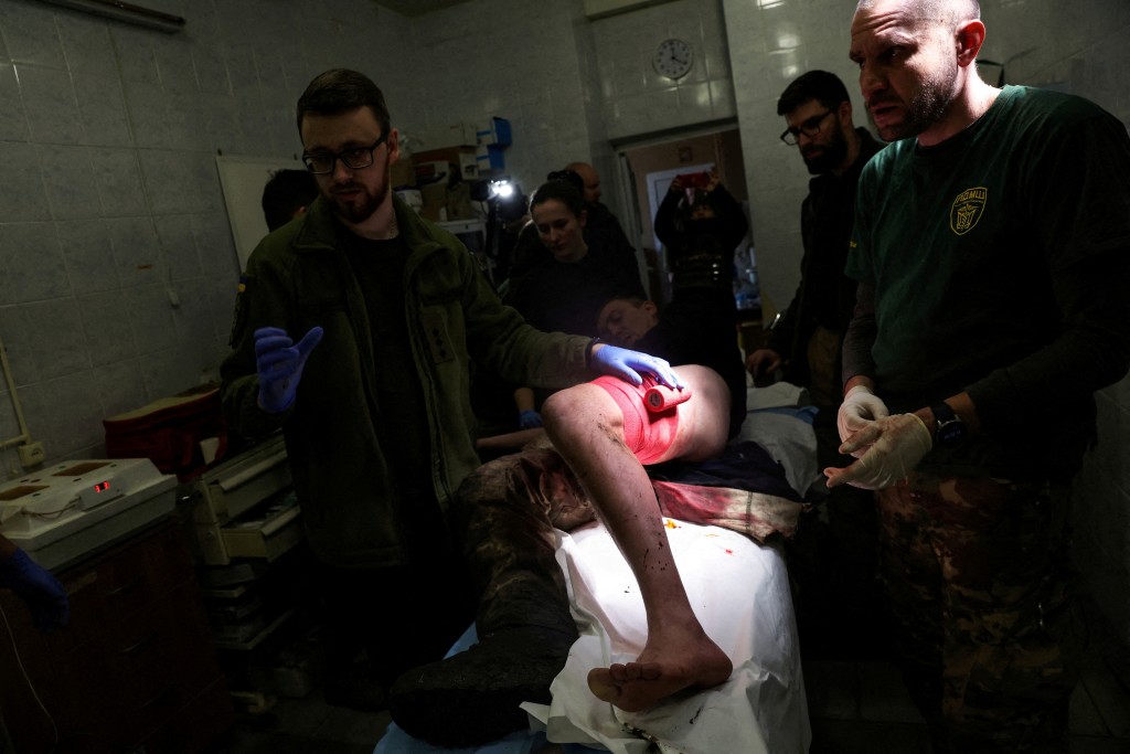 頓巴斯斷電醫護人員在黑暗中醫治傷者。路透社