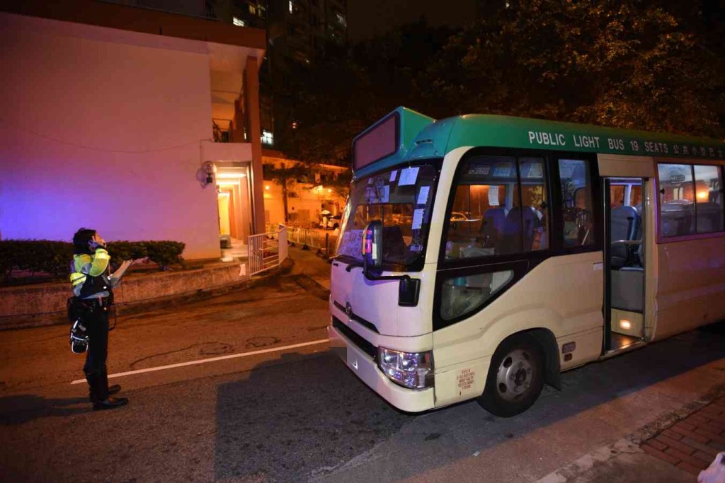 小巴駛至撞到一名男途人。