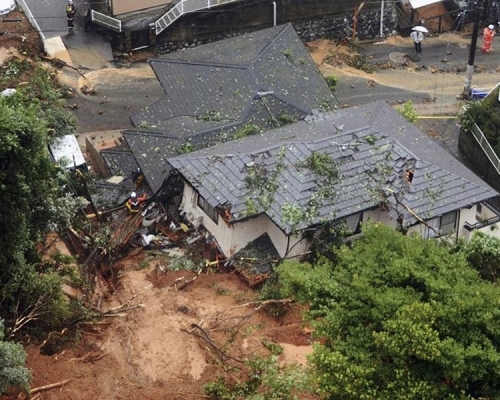 九州北部到關東甲信等地持續被雲雨帶所籠罩。網圖