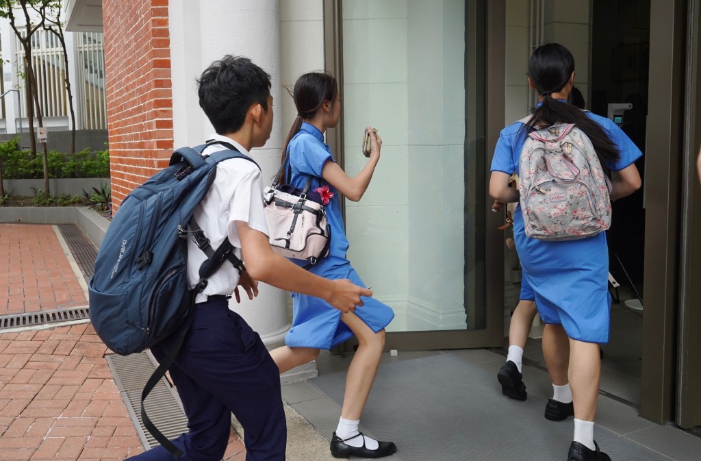 運輸署發言人說,學生應盡快熟習往返學校的交通路線和班次,尤其是新校學生。 運輸署發言人說,學生應盡快熟習往返學校的交通路線和班次,尤其是新校學生。
