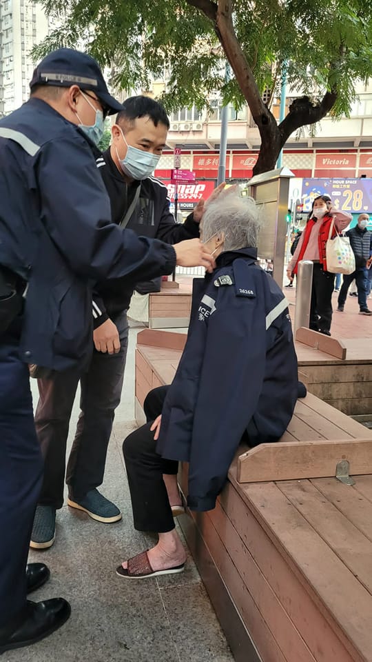 警員在婆婆走失約3小時後，終在區內一個休憩處尋獲她。香港警察fb圖片