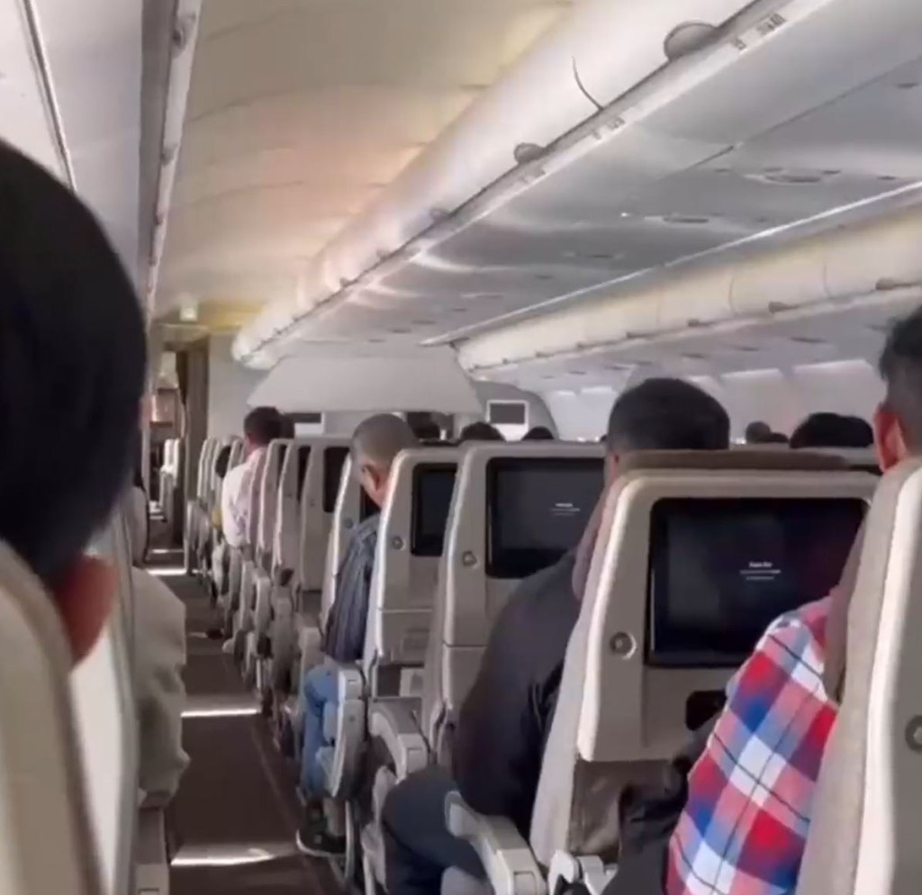乘客指，當時機上其他人情況都較平穩。