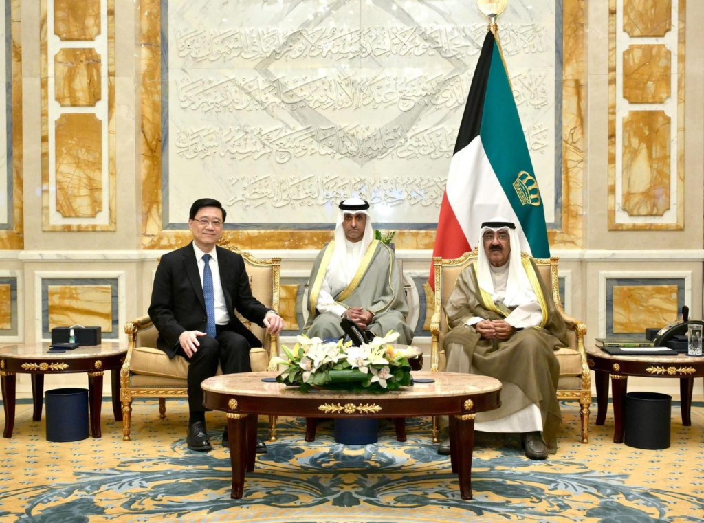 李家超與科威特埃米爾（國家元首）Meshal Al-Ahmad Al-Jaber Al-Sabah（右）會面。