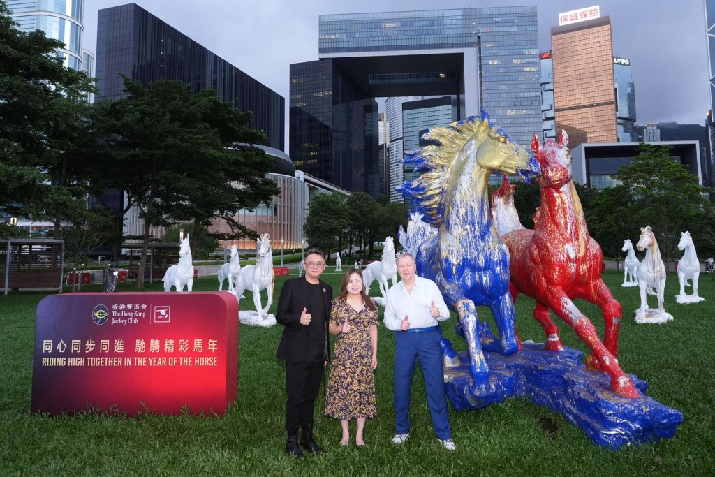 文化體育及旅遊局局長羅淑佩(中)、香港賽馬會行政總裁應家柏(右),以及知名藝術家馬興文(左),出席馬會馬年系列活動之一「融馬情國際藝術巡展」添馬公園站社區展覽啟動儀式。 文化體育及旅遊局局長羅淑佩(中)、香港賽馬會行政總裁應家柏(右),以及知名藝術家馬興文(左),出席馬會馬年系列活動之一「融馬情國際藝術巡展」添馬公園站社區展覽啟動儀式。