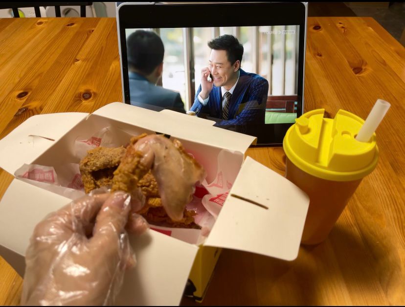 張馨月邊睇邊食。