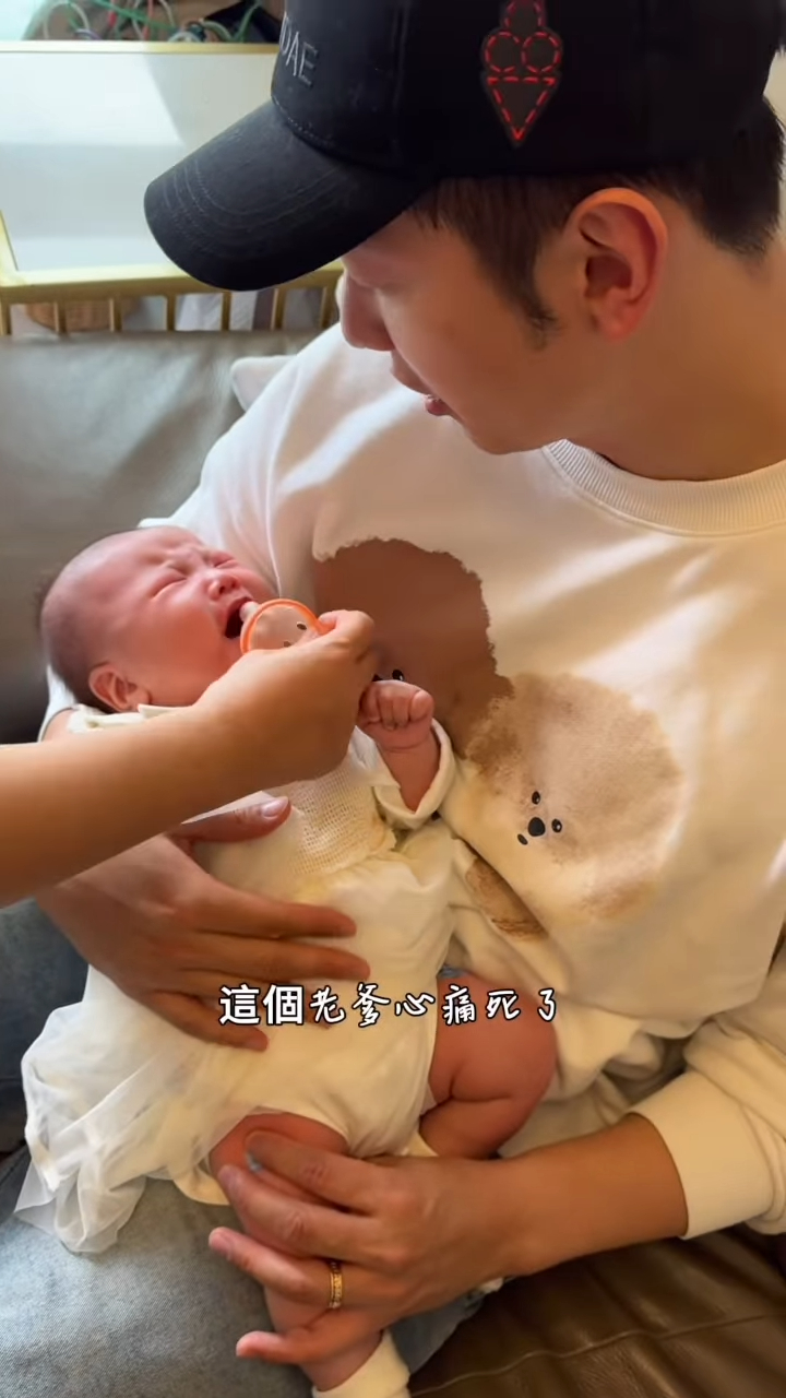 并一边用手轻拍女儿背部说:「哎呀妈咪呀,痛死我啦,点解仲未完㗎!我真系太难了,这个我心痛死了,妈咪就话坚持一下就可以」,尽现父爱爆棚一面。
