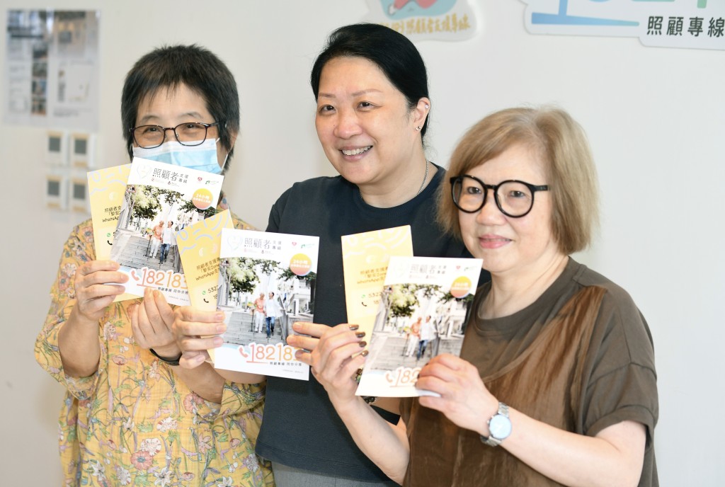 專線「182183」截在2023年9月底開始運作,截至上月底,已處理99899個來電。左起:照顧者梁務潔、照顧者支援專線主任何泇儀、照顧者林細珍 。何君健攝 專線「182183」截在2023年9月底開始運作,截至上月底,已處理99899個來電。左起:照顧者梁務潔、照顧者支援專線主任何泇儀、照顧者林細珍 。何君健攝