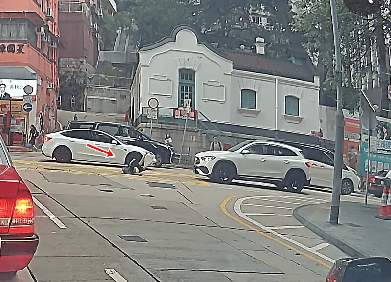 男童如滾地葫蘆。fb：車cam L（香港群組）