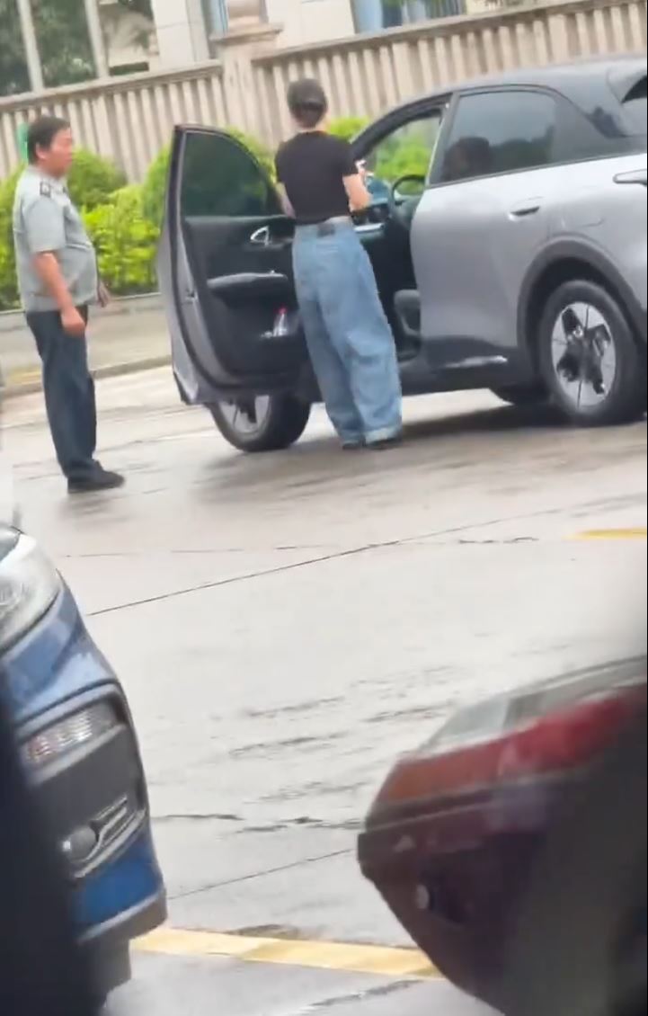 女司机又踢又掴男保安，被对方反手“兜巴星”还击。抖音＠行则将至