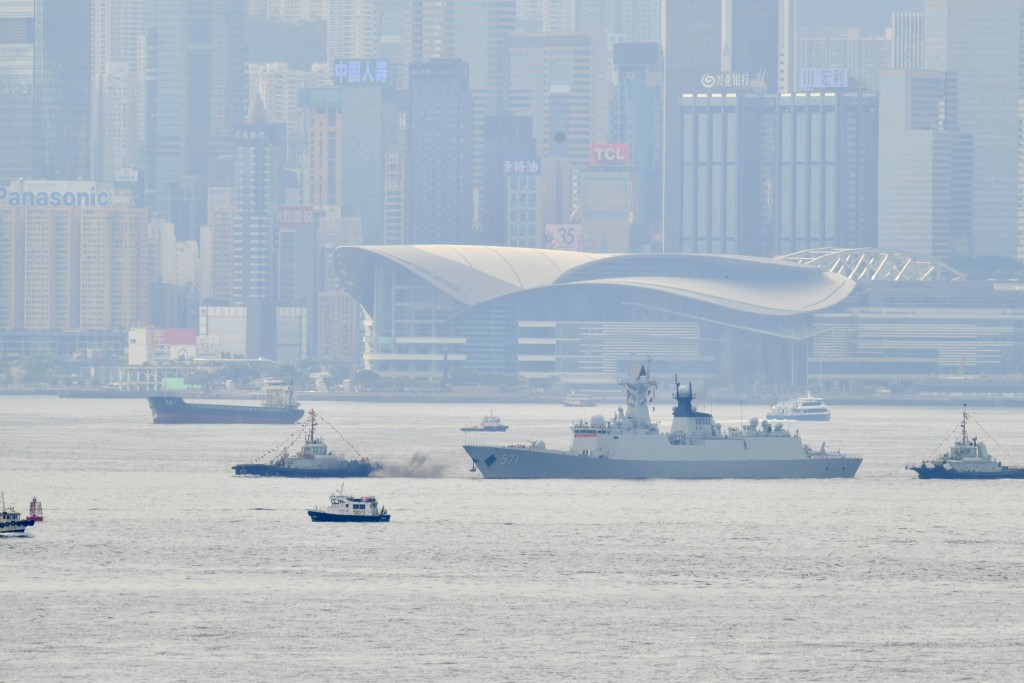 山東艦航母編隊訪港。盧江球攝