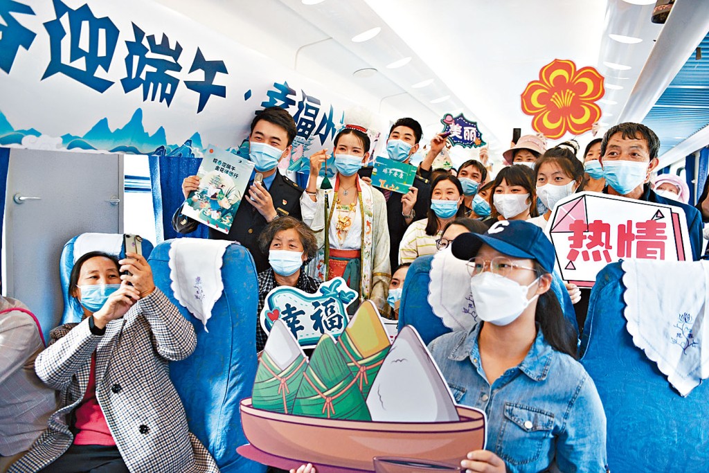 雲南開往貴州的火車內，職員同乘客共慶端午。