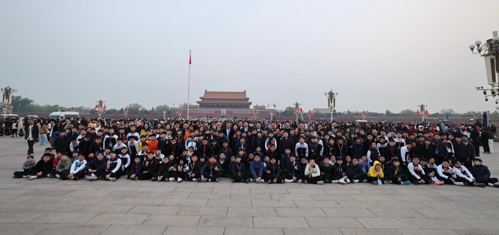 代表團巧遇逾200名來自英華小學，正於北京進行交流學習的小六學生。香港律師會fb