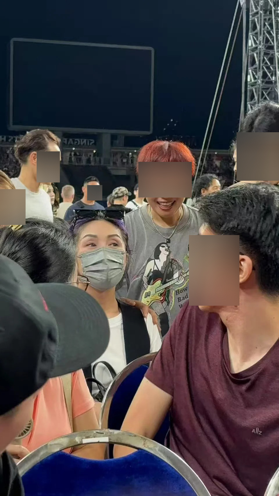 身邊的Fans未因此而回到座位,反而湧前近距離拍攝楊千嬅的樣貌。 身邊的Fans未因此而回到座位,反而湧前近距離拍攝楊千嬅的樣貌。