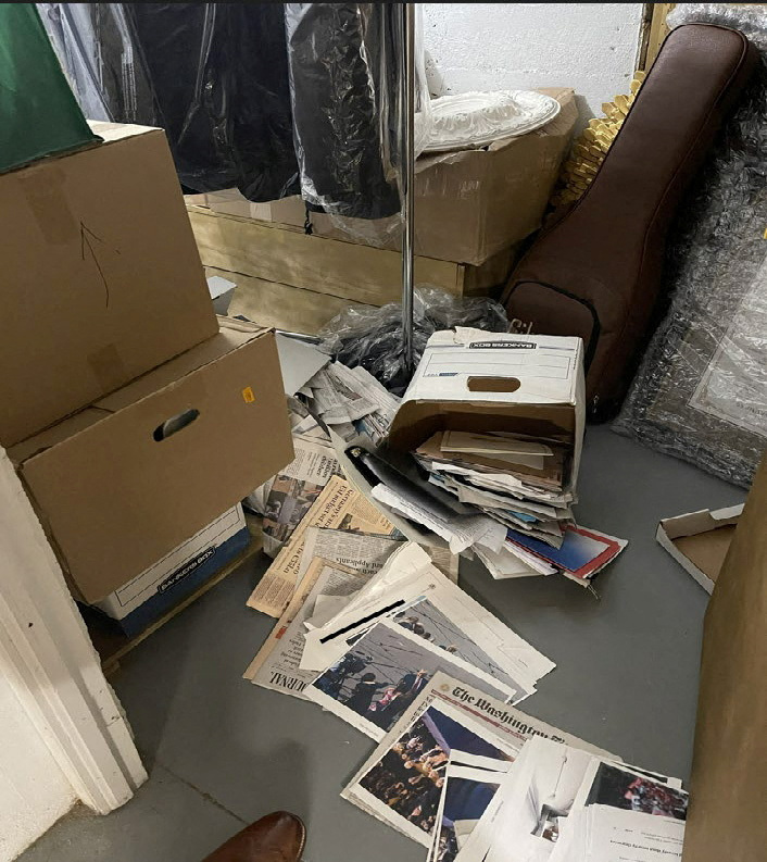执法人员在储物室内发现一箱文件打翻散落在地上，当中包括机密文件。 路透社