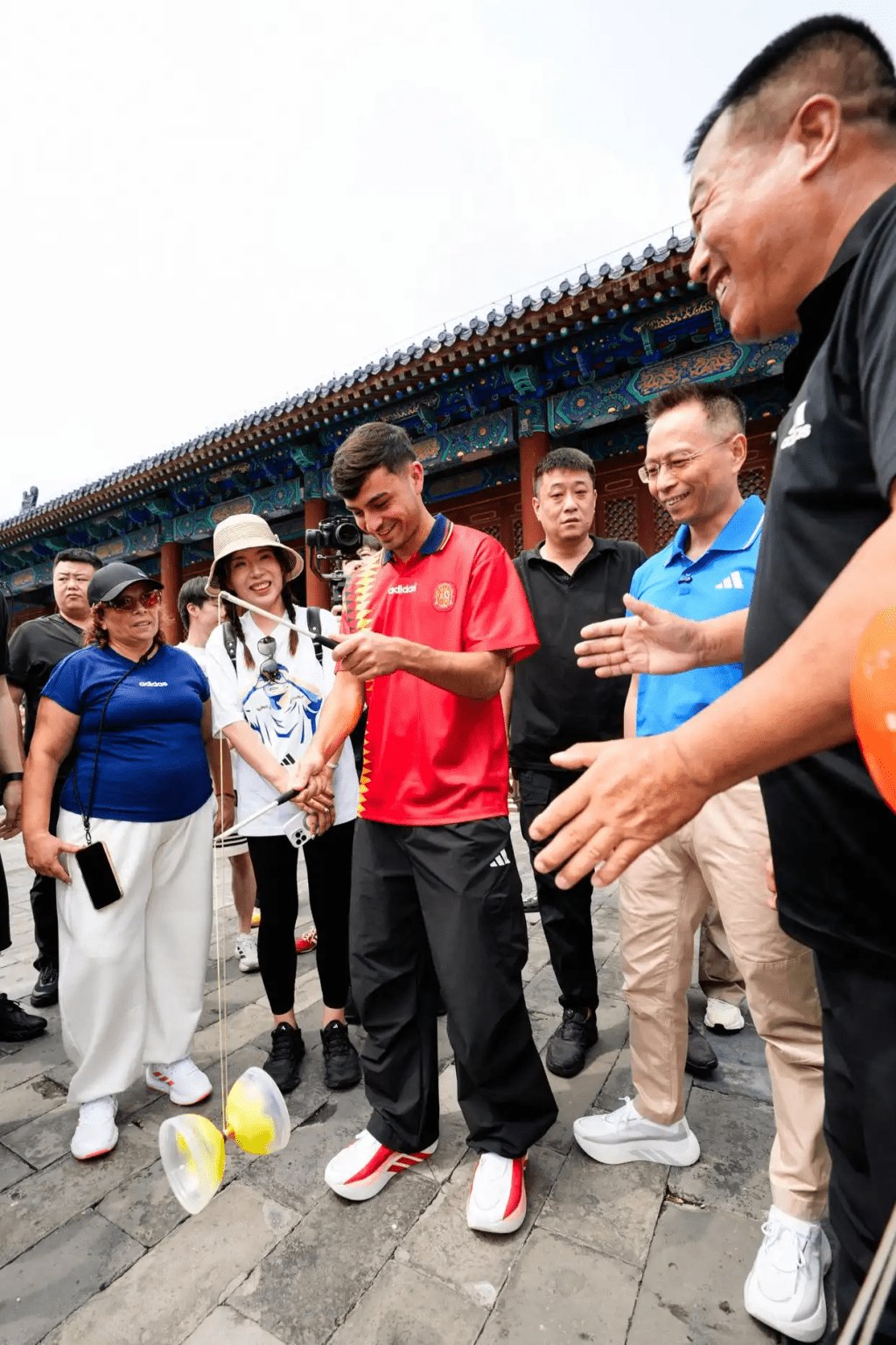 柏迪遊天壇長城體驗抖空竹。 北京日報 柏迪遊天壇長城體驗抖空竹。 北京日報