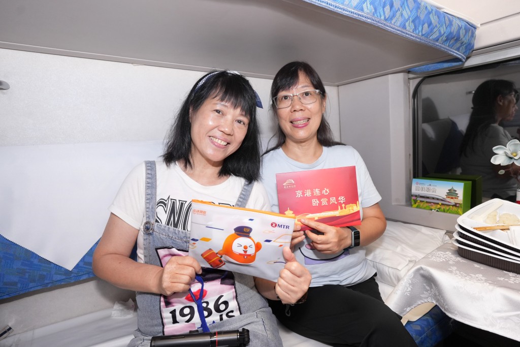 乘客阮小姐（左一）和妹妹。吴艳玲摄