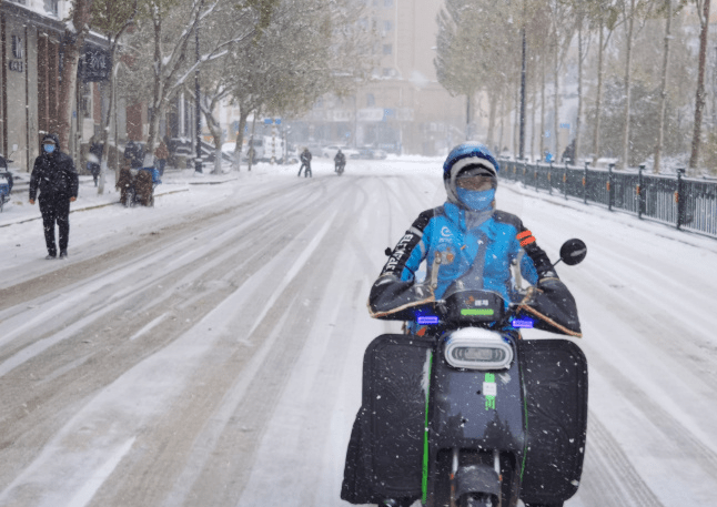 受降雪天气影响，黑龙江省下起暴雪。 