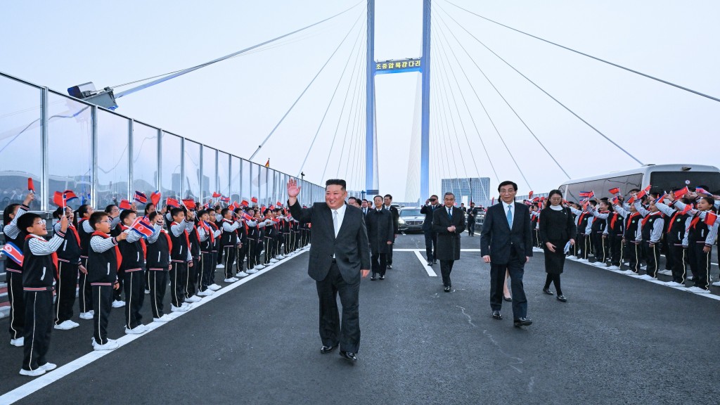 金正恩快閃訪問丹東後經中朝新鴨綠江大橋離開，王滬寧送行。 新華社