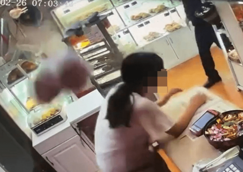 黑褸男聞言與對方口角,隨後取走麵包離開店舖,惟疑聽到有男職員出言反駁,數秒後折返店內,將麵包擲向女職員,女職員彎身閃避。 黑褸男聞言與對方口角,隨後取走麵包離開店舖,惟疑聽到有男職員出言反駁,數秒後折返店內,將麵包擲向女職員,女職員彎身閃避。