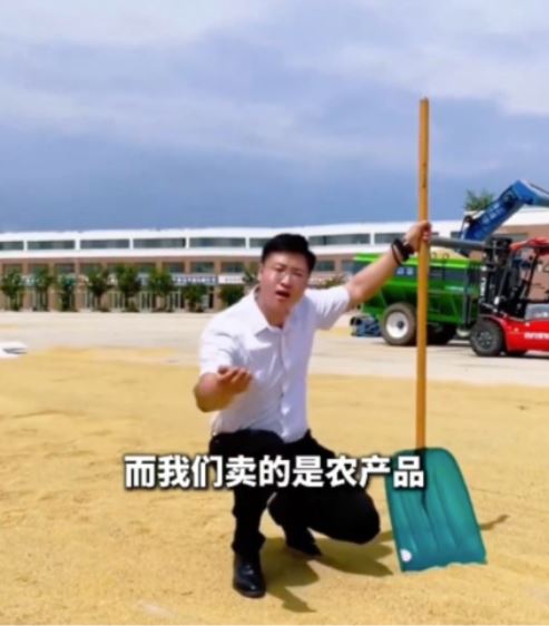 小米公司投訴馮玉寬推銷農產品小米的手法，在網絡惹來質疑。