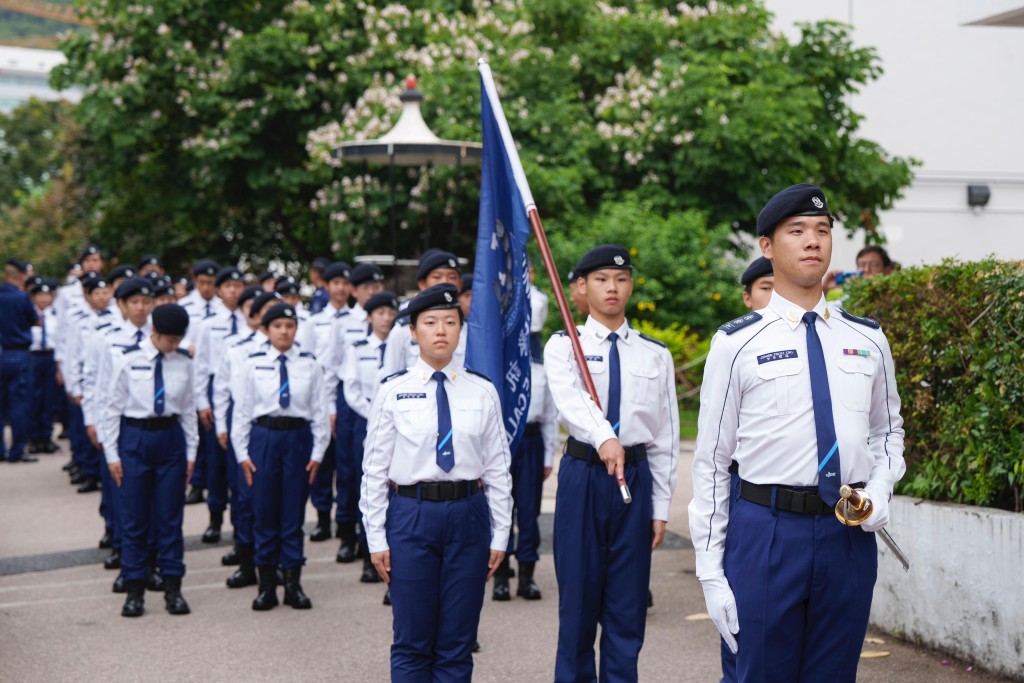 少年警訊周年會操指揮員蘇恩程帶領各學校隊伍昂首闊步進場。