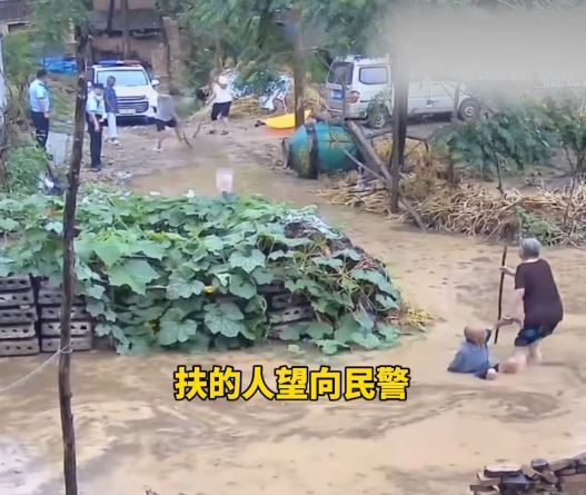 民警拒絕摔倒水中的長者求救，轉身離開。抖音＠中安在線
