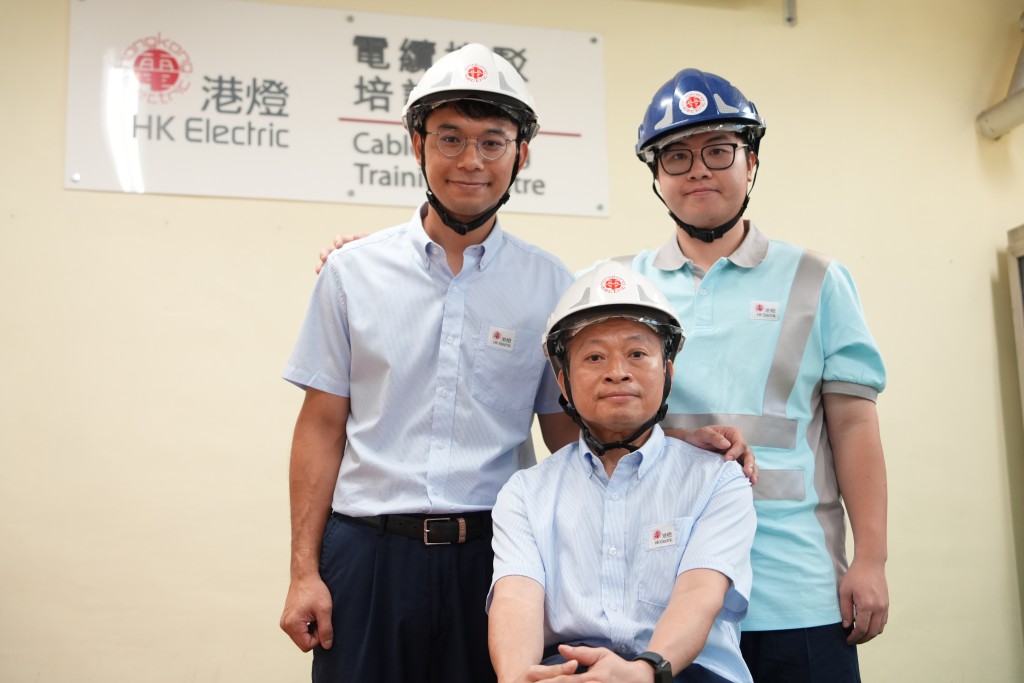 左起:輸配電科高級技術員張頌恒、輸配電科技術主任李漢明、二級見習技術員金志棚。 左起:輸配電科高級技術員張頌恒、輸配電科技術主任李漢明、二級見習技術員金志棚。