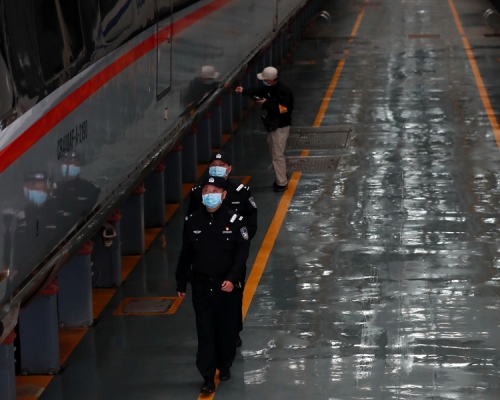 武漢市即將解封，武漢鐵路工作人員連日來忙碌在工作崗位上，為4月8日列車開行做準備。(新華社圖片)