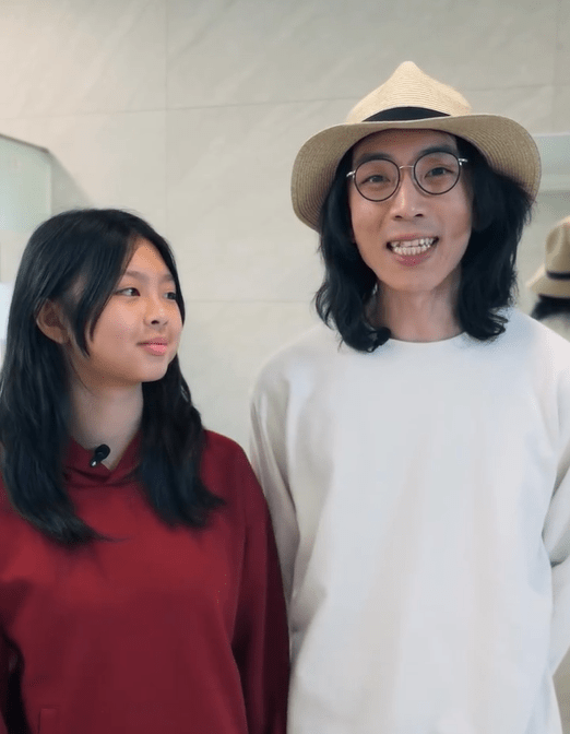 陸永與太太陳莉娜育有兩位可愛的女兒,早前他與細女陸一心(Simsim)以父女檔形式接下KOL工作,分享「香港情懷」系列產品。 陸永與太太陳莉娜育有兩位可愛的女兒,早前他與細女陸一心(Simsim)以父女檔形式接下KOL工作,分享「香港情懷」系列產品。