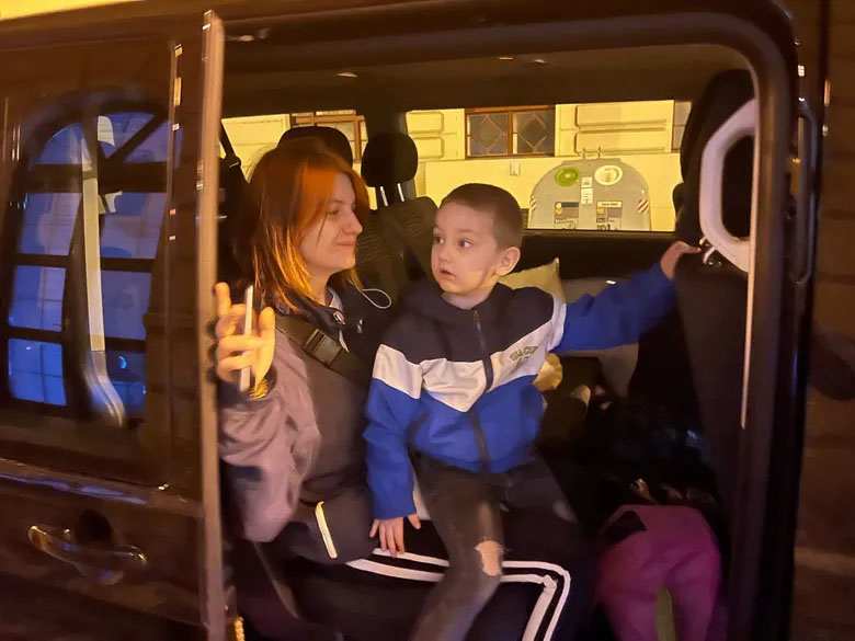 湯普森義務開車送走的一對烏克蘭母子。網圖