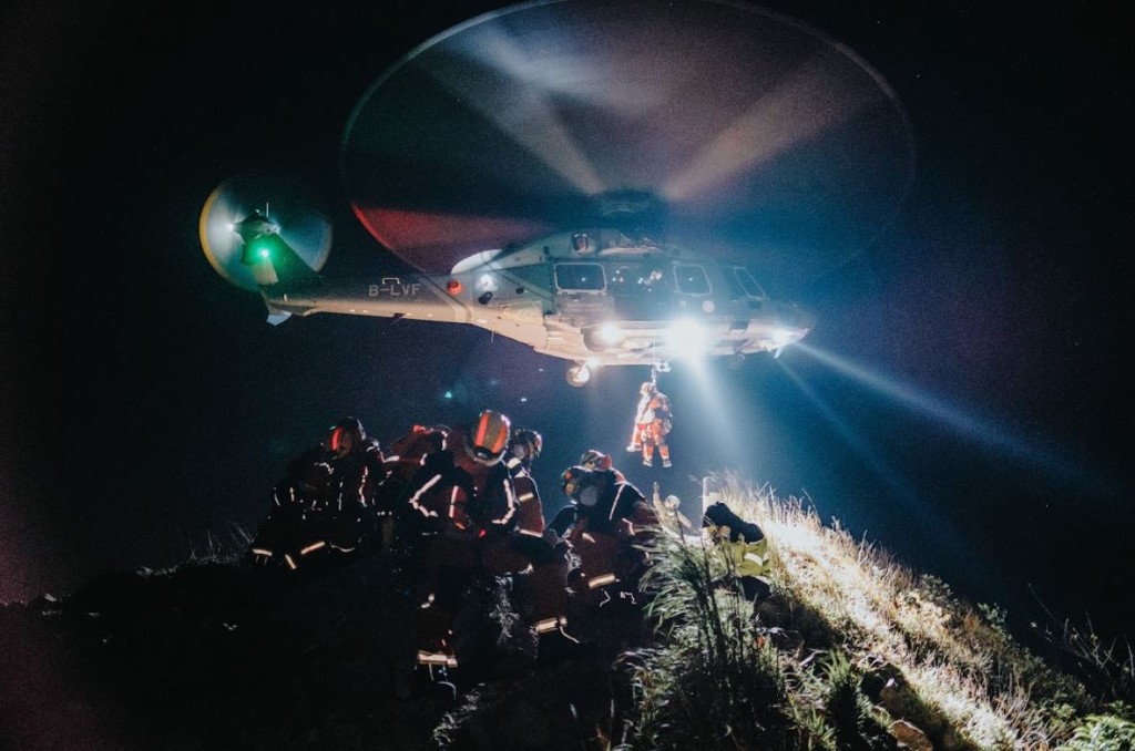  張天瑜去年4月與隊員乘搭飛行服務隊的直升機登上西貢蚺蛇尖山頂展開拯救行動。A-lex Wan提供圖片