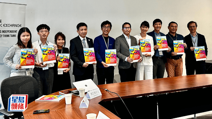 譚芷菁（右四）表示，分析全港482間公開其學校發展計劃的中學後發現，僅27%提及與可持續發展、氣候及生物多樣性相關的詞彙。