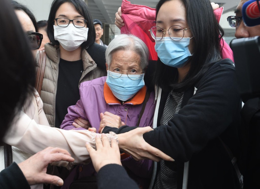 容偉業祖母(中)。