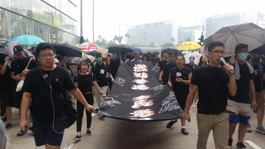 遊行人士帶同直幡遊行。