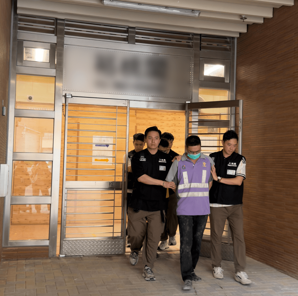 懷疑非法勞工在行動中被捕。 懷疑非法勞工在行動中被捕。
