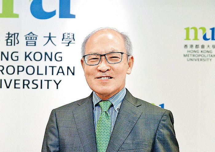 校董會主席黃奕鑑表示，都會大學就通識教育推出不同範疇的學科，讓學生在專業範疇外掌握多元知識和技巧，以應對瞬息萬變的社會需要。