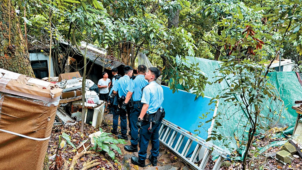 搜救人員登山搜索失蹤的何伯。 